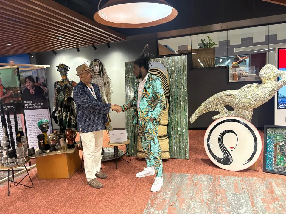 A handshake and conversation among artworks and exhibits at the congress.